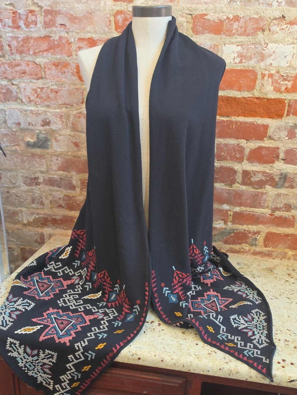 Black Embroidered Women's Sleeveless Duster - 2099